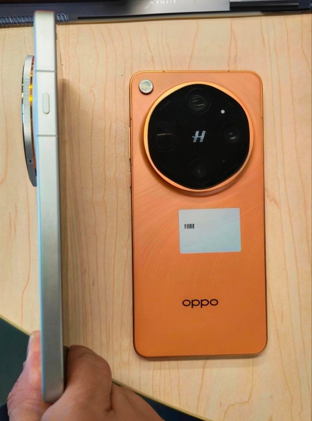 OPPO Find X9 Ultra，看起来略微有一点点（     ）新品驾到