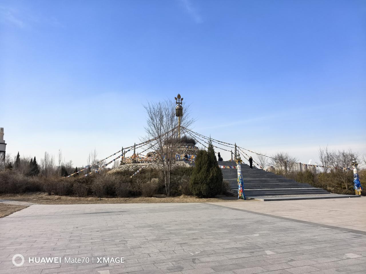 今天利用难得的休息时间再次骑行来到了赛罕塔拉城中草原，又一次被敖包震撼！。天高云