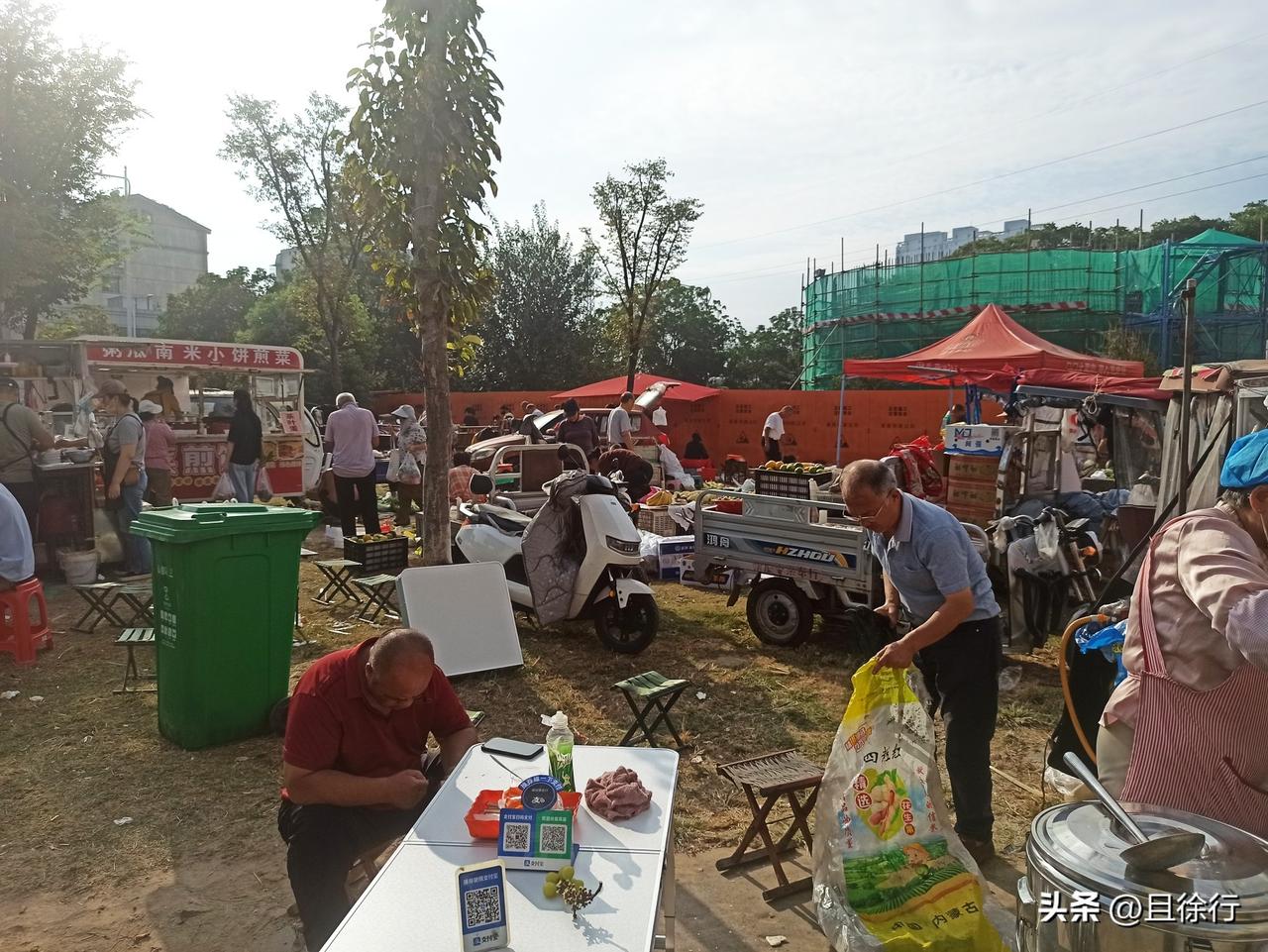 徐州老牌楼早市，前来购物的居民络绎不绝。但每天一到8点半，保安就催着收摊，“收了