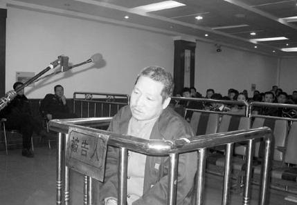 修车人的悲剧！辽宁抚顺，一名男子得了脑癌后，靠摆摊修车还债，日子已经艰难得不得了