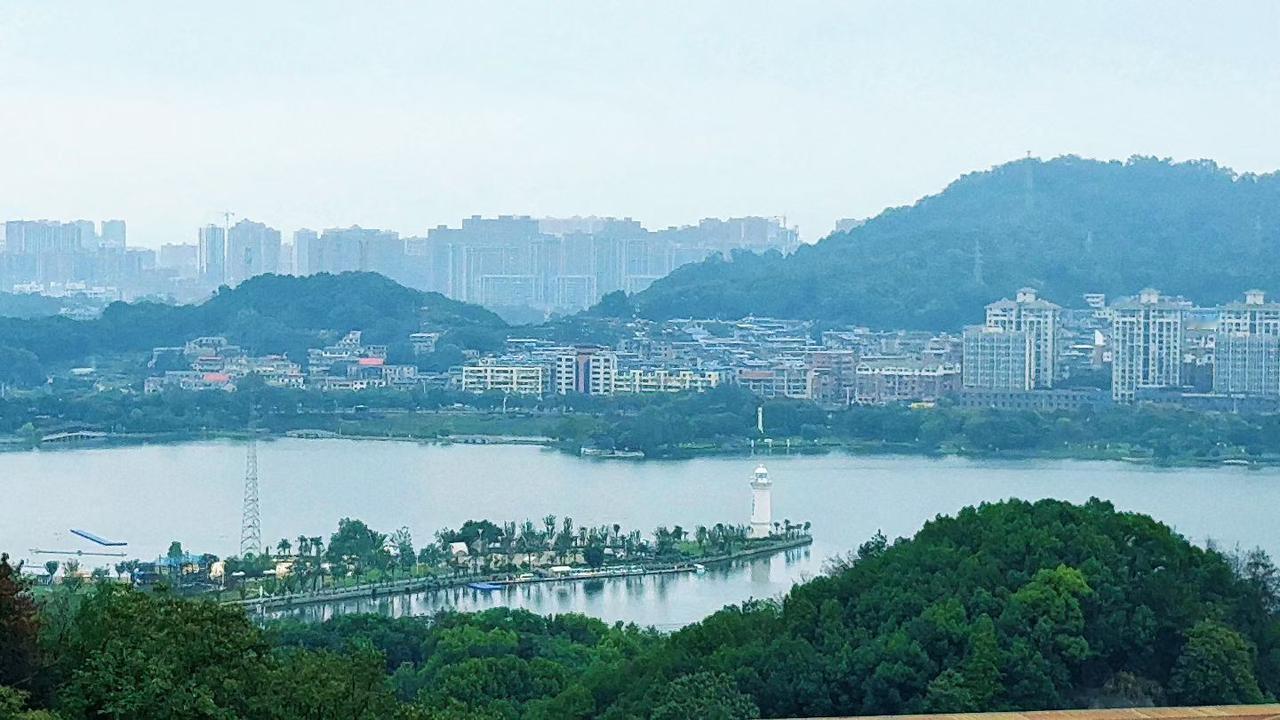 已是人间六十翁
​依然策马啸长风
​待我完结肩上事
​南山篱下做陶公