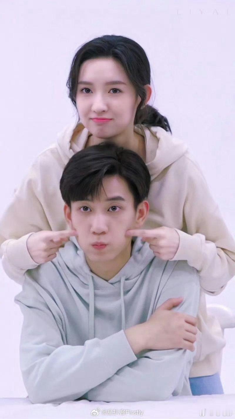 王子奇痛失一夫一妻王玉雯探班王子奇上黄景瑜的房车 王子奇搭档剧集多部留存，线下探