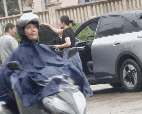 脚踹保安后被一巴掌扇懵，女子报警称被打：保安是正当防卫还是故意伤害？

麻烦看官