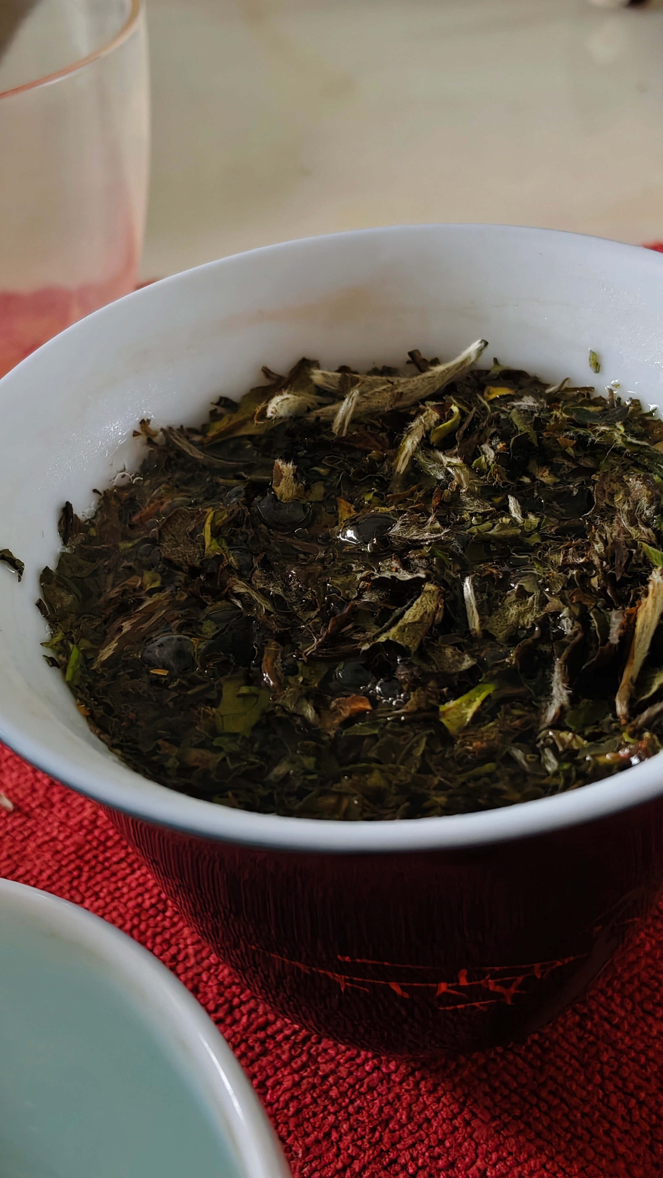 消费降级，一些碎白牡丹也不舍得扔，泡几次，慢慢喝完。碎茶渣子，要用漏网过滤一下，