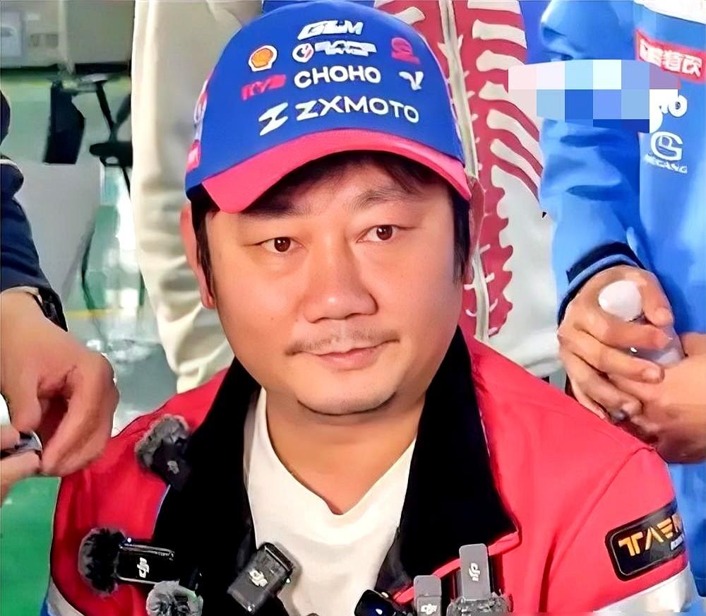 昨天刚拿冠军，今天就退赛了？这反差太刺激。

张雪机车，咱中国自己的队伍，在匈牙