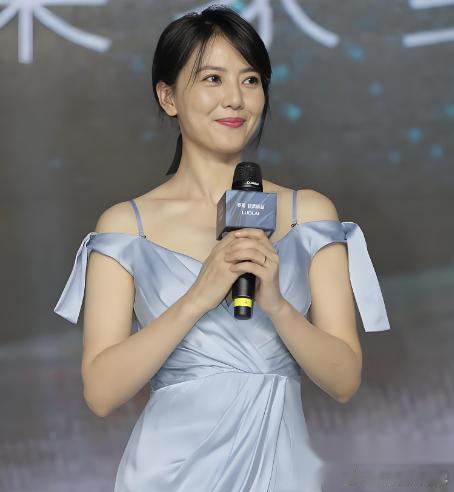 1996 年，17 岁的女高中生高圆圆，和同学去王府井外文书店买书，刚走出书店，