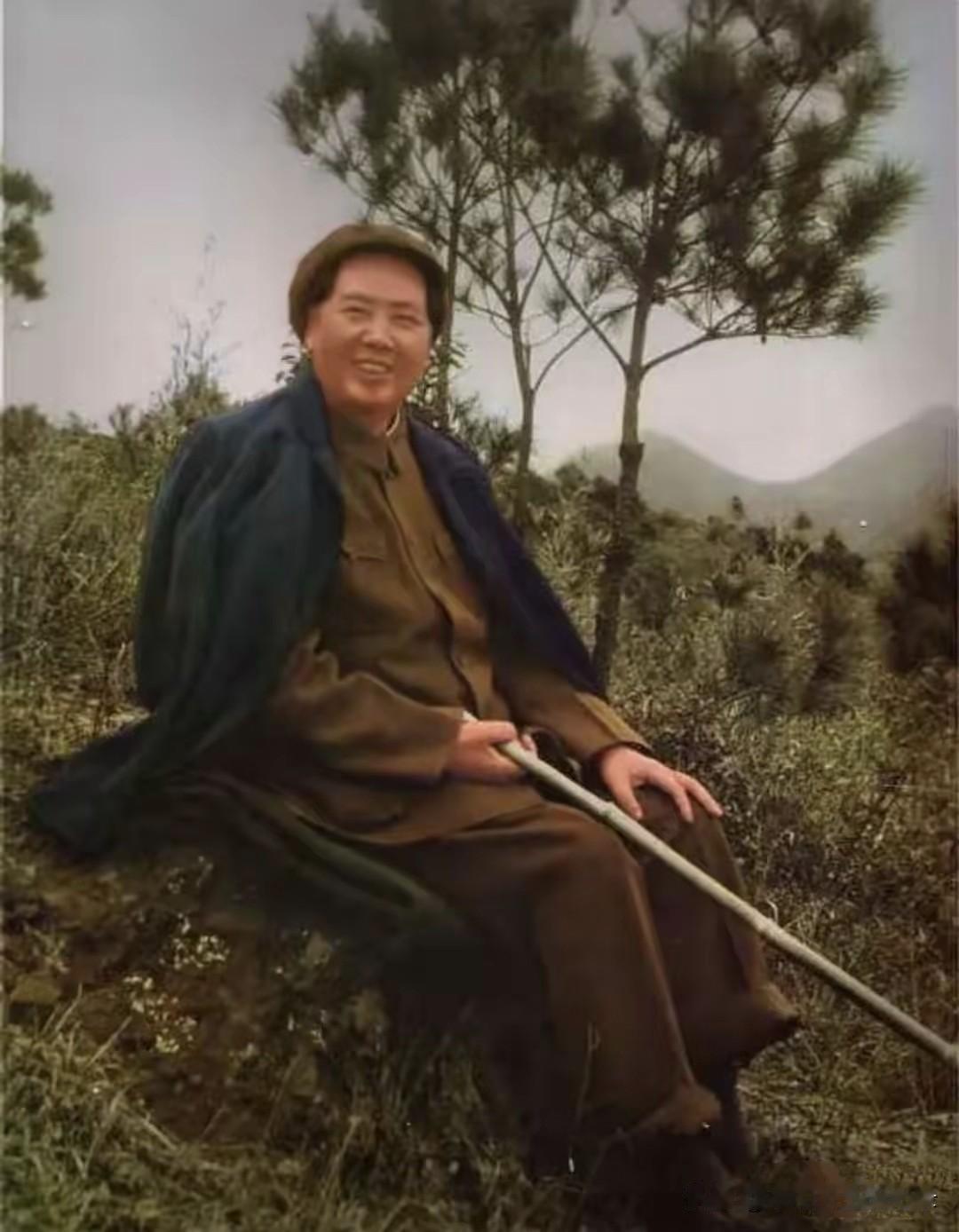毛主席手中的竹杆：
廉价的竹杆，
节节为人民，杆杆卫祖国。是对老人家最好的怀念[