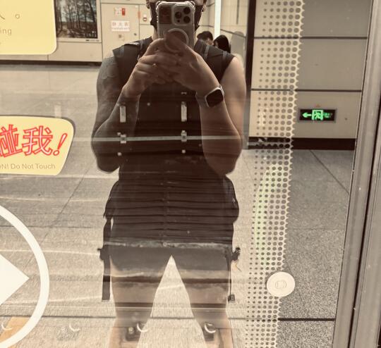 健身女生的手臂