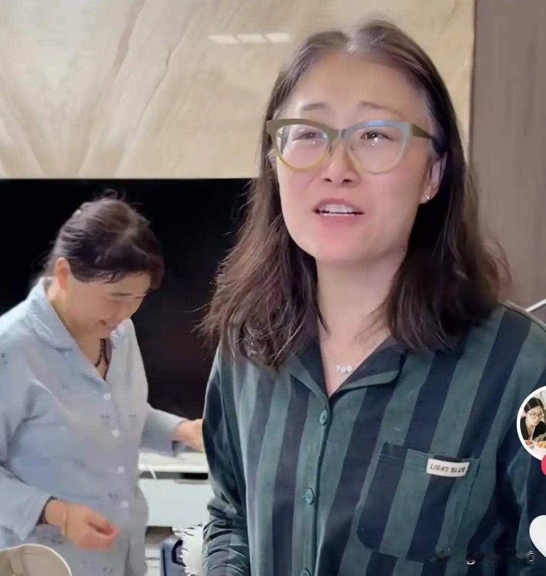 车站，铠甲，饺子，远方

安检口前，洞姐一家人站着，妈妈在抹眼泪，爸爸不说话，看