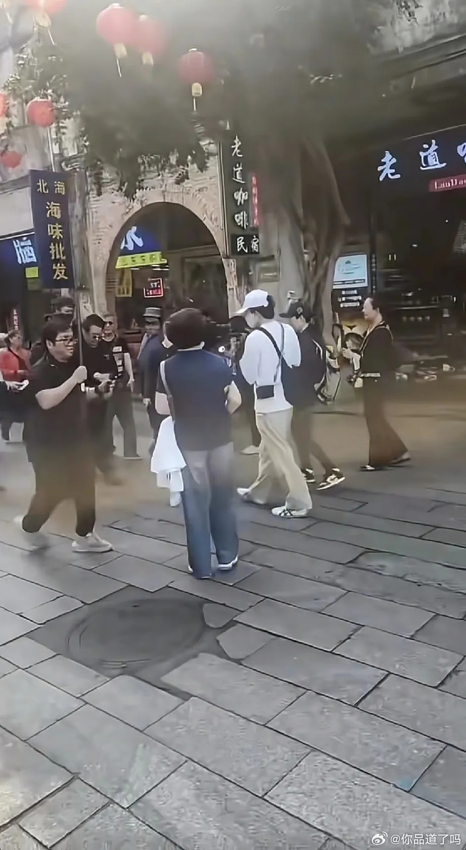 李连杰现身北海准备打太极，戴佛串，还带了一名贴身保镖，原来他也需要保镖!！！！！