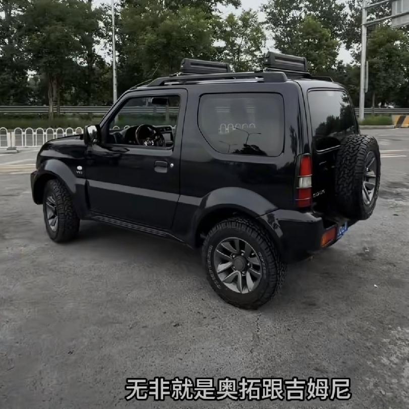 铃木吉姆尼是一台争议感极强的小型硬派越野车，在普通家用购车群体和越野玩家眼里，呈