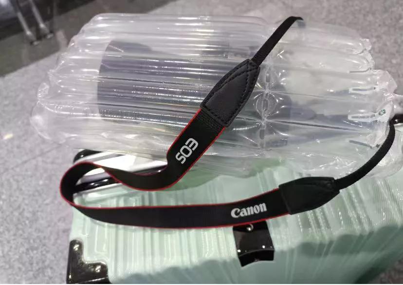 出来玩发现的最方便安全便宜的相机包
充气包装袋，不知道买啥东西附赠的，装相机刚好