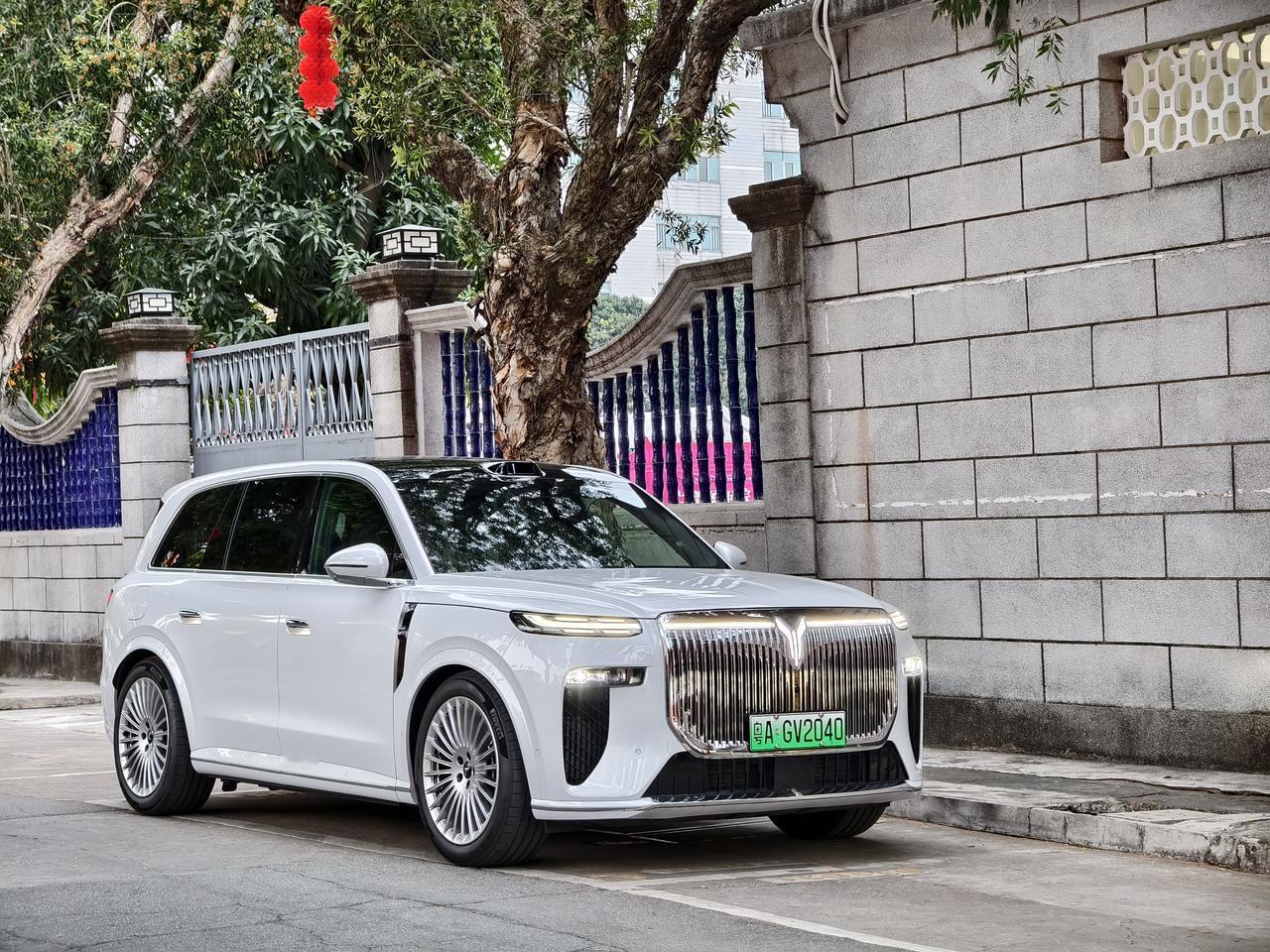 岚图的新车，跟中式建筑风格挺配的
白色的泰山属实，越用越斯文
我这次没选错配色❤