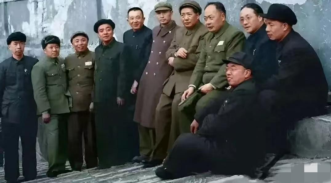 这是一张老照片，能在这里面认出三个，历史不会差！能认出五个，绝对是历史高手。