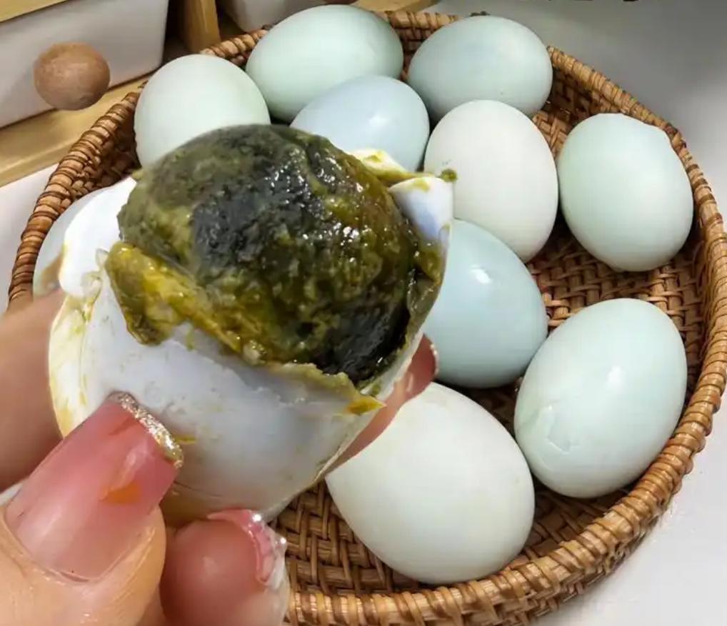 朋友送的东北特产臭鸭蛋，比榴莲和臭豆腐都臭，有吃过的吗？能吃吗？
