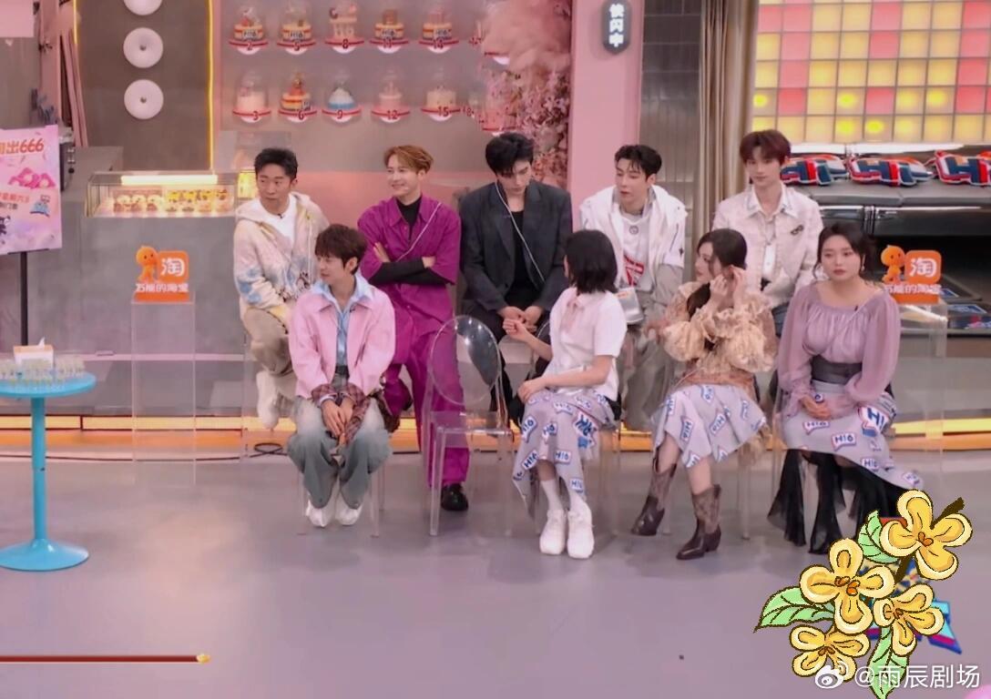 一眼就被这个小细节戳中～其他队都是队长坐前面，丁程鑫让两个姐姐坐在前面，后面椅子