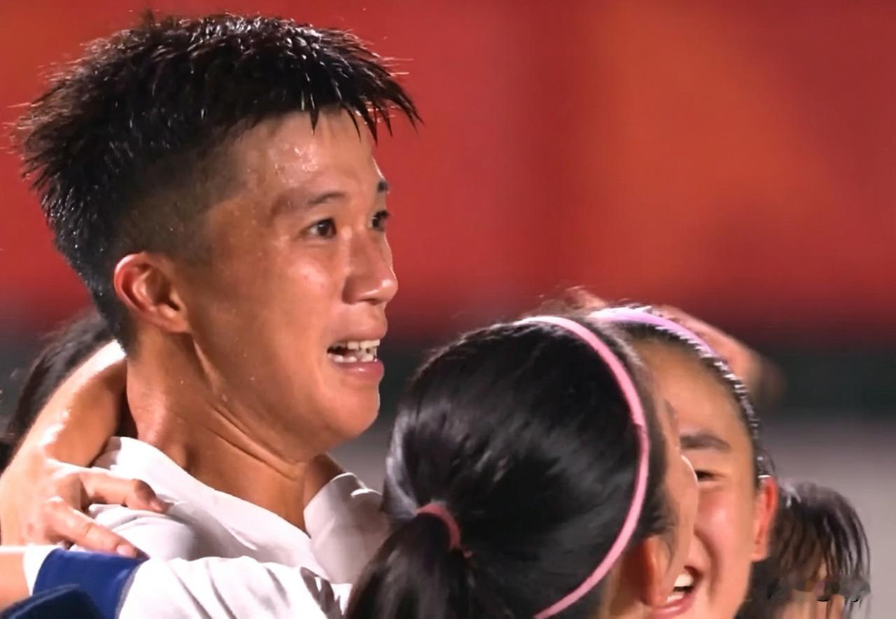 中国香港女足球员张炜琪创造历史，她打入队史首粒对阵中国女足的进球，帮助中国香港女