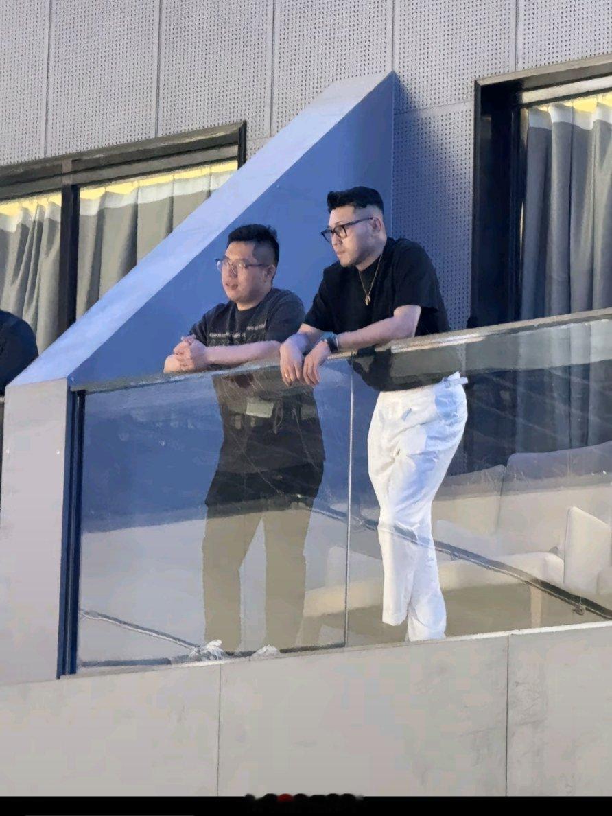小样，被我发现了吧 ​​​