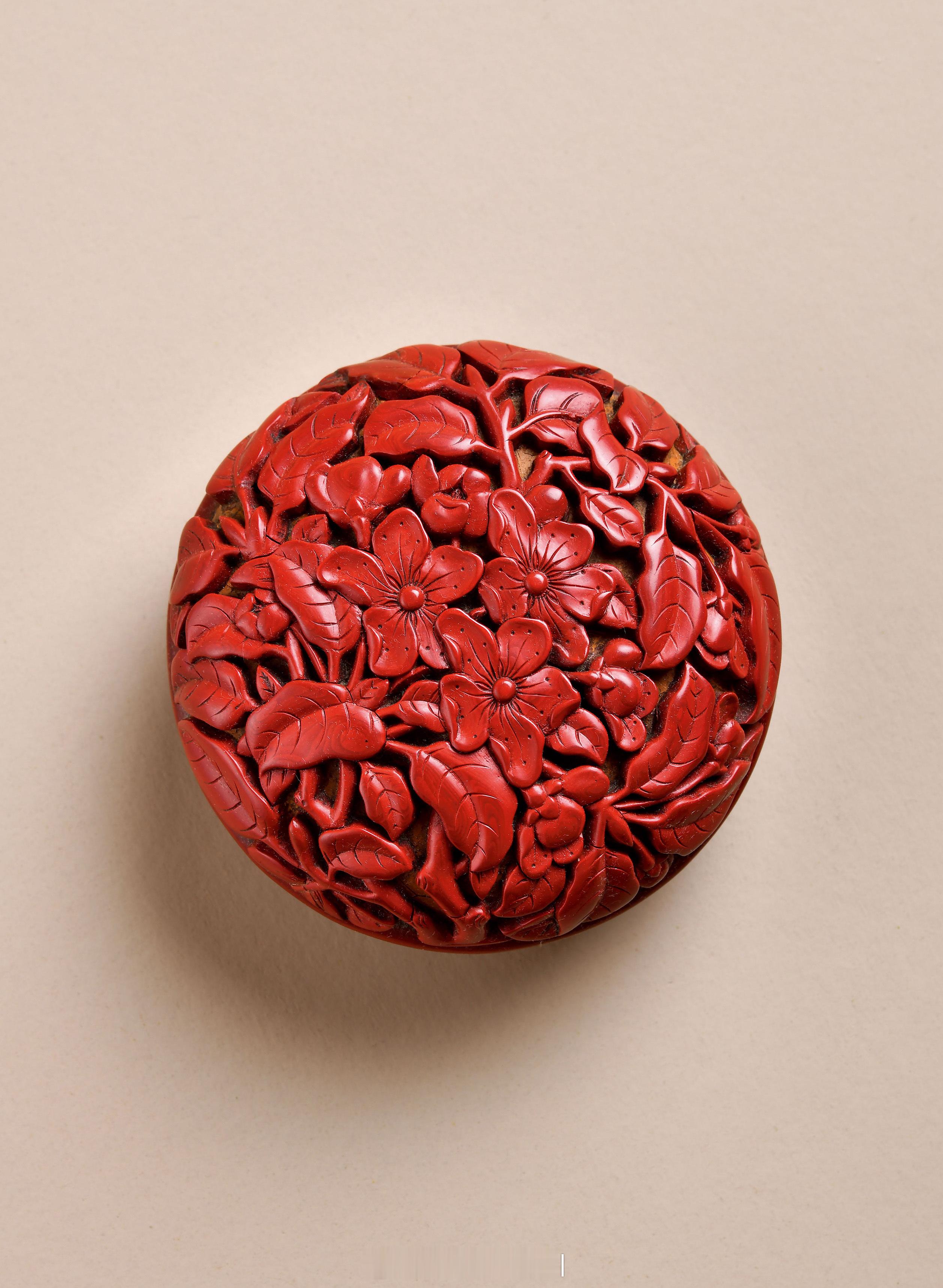 髹饰录 | 明早期 剔红茶花图香盒器作盒形，由盖身二体组成，木胎，以漆器的传统工