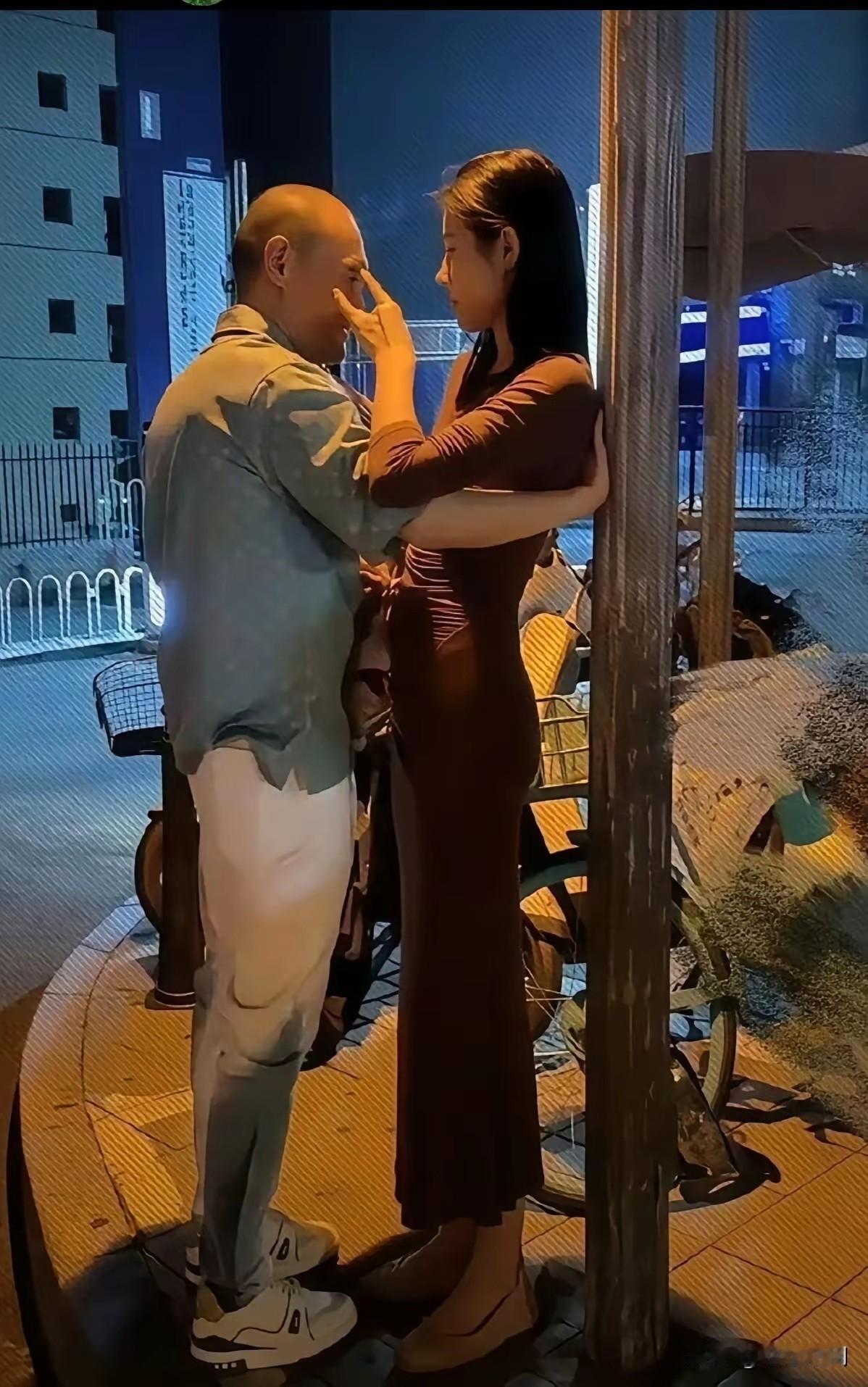 风流别看青与老，

有钱就能乐逍遥。

兜里没钱无人问，

腰包有货随便找。
