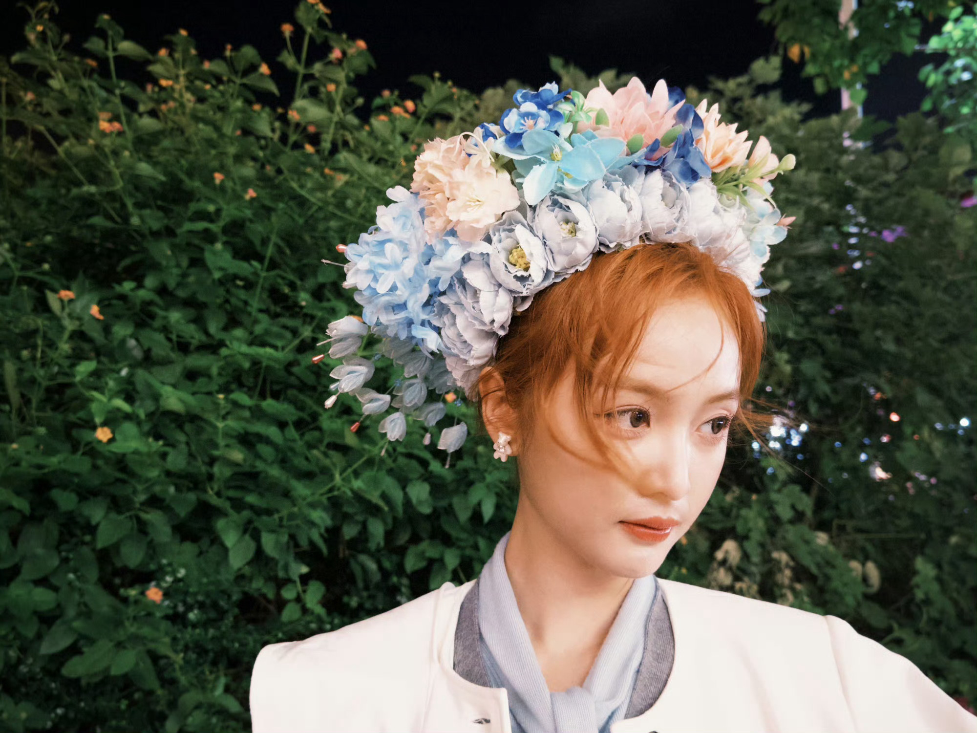 吴宣仪簪花造型[哇]簪花和这个发色很适配呢[好喜欢] ​​​