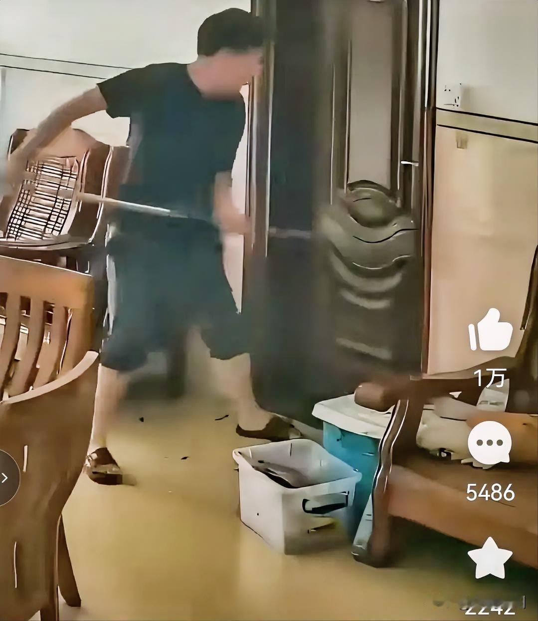 图中男子手持撬棍撬门这一幕
不是准备打架。
而是一位父亲正在叫执拗的女儿出来吃午