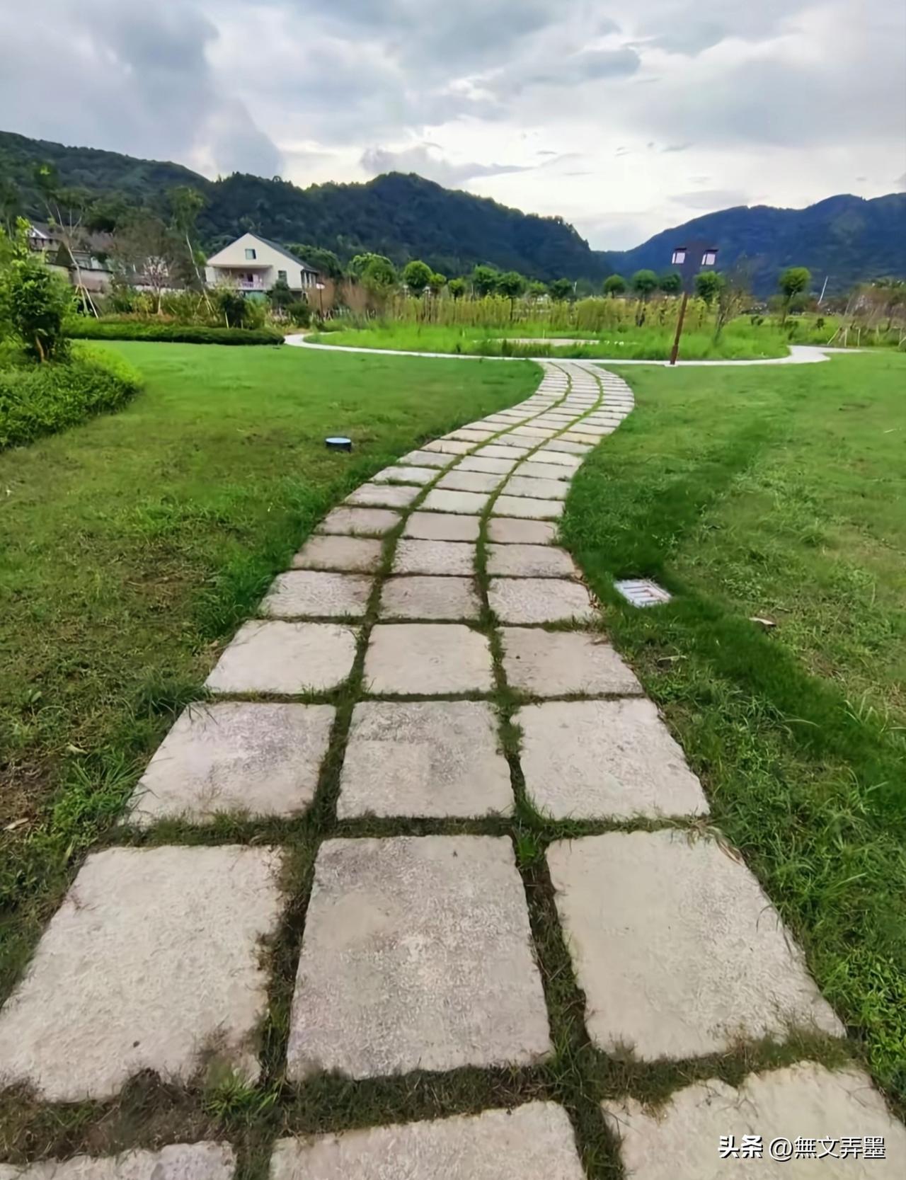 这些民间俗语的背后可都是道不尽的人情世故
穷时怕妻跑，富时嫌妻老
迟睡早起，富贵