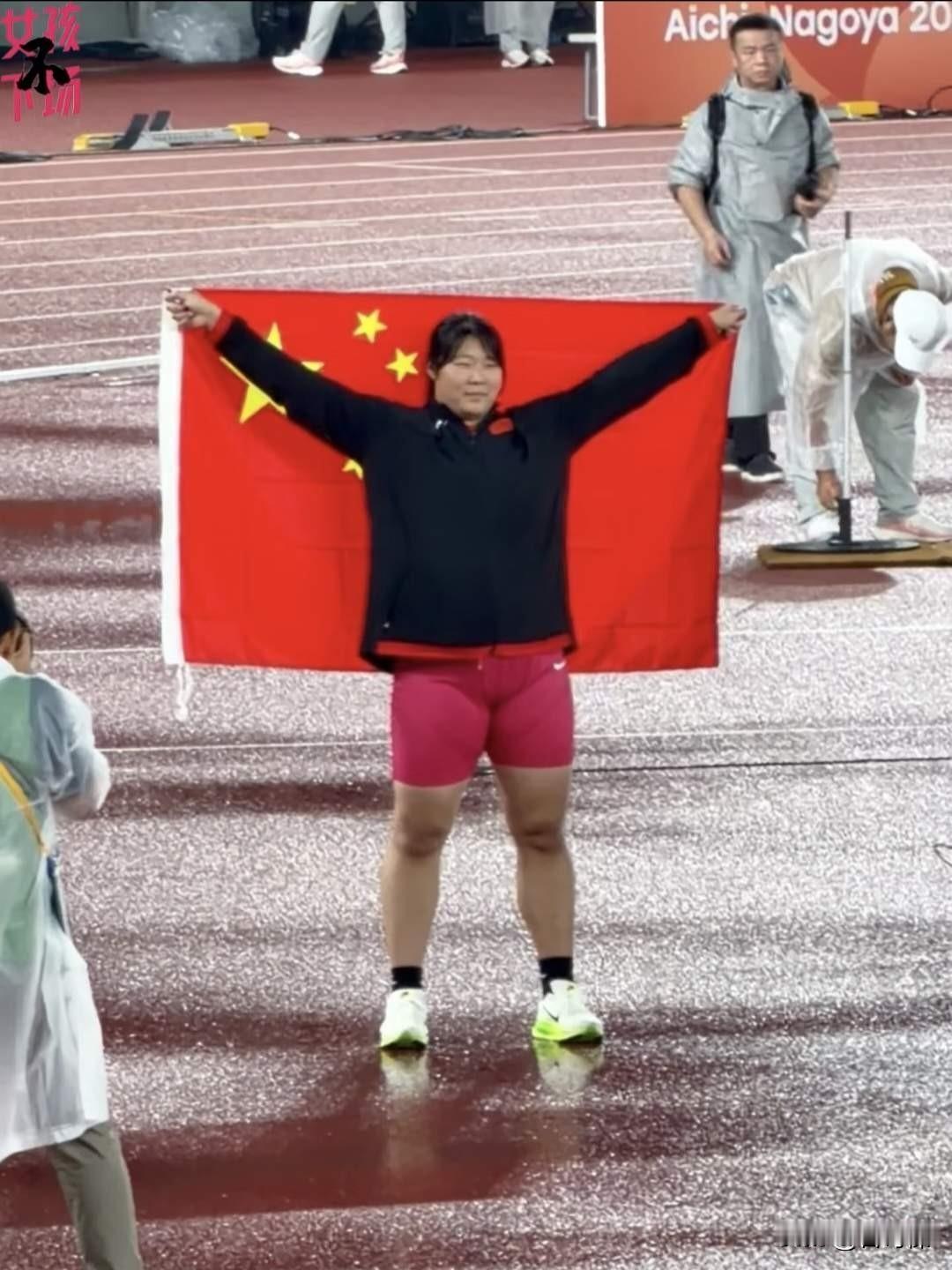 18岁严子怡“一枪定乾坤”！

不要以为标枪只靠力气，你要是有点了解，都知道这项