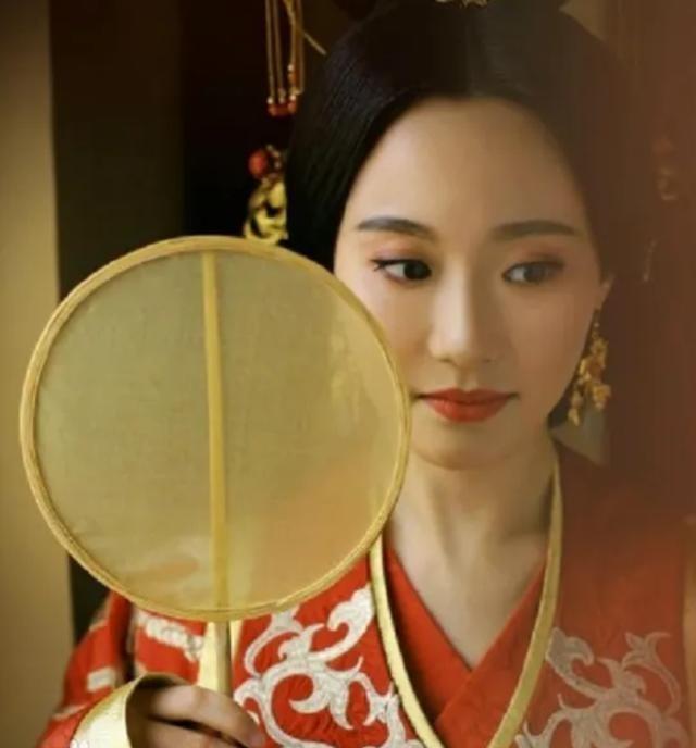 234年，司马师给重病的妻子夏侯徽端去一碗药，她喝完就开始吐血，意识到药里有毒。