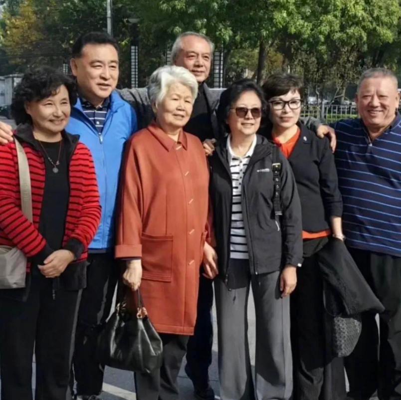 提起邢质斌，很多观众脑海中都会浮现出那个坐在《新闻联播》主播台前的身影，作为央视