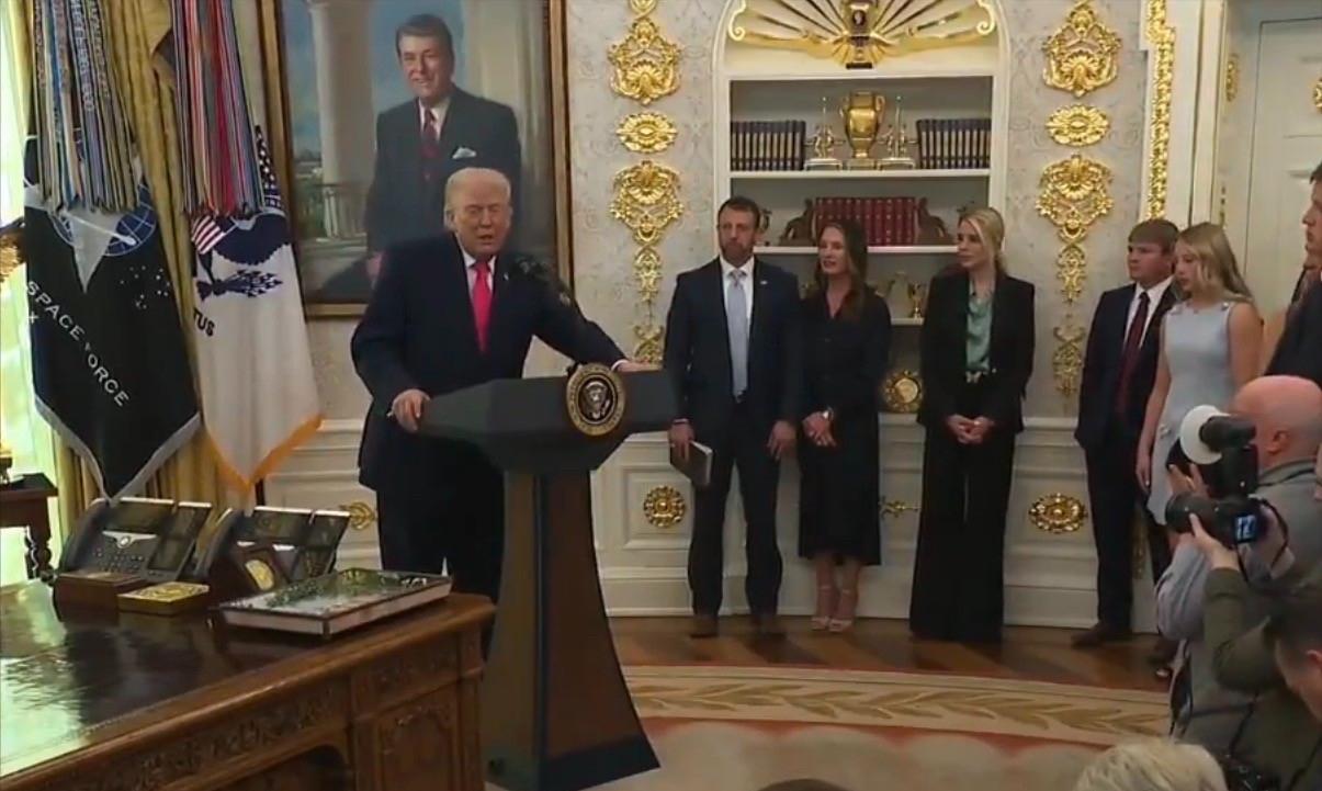 特朗普表示，美国战争部部长皮特·赫格塞斯对伊朗战争可能达成和解感到很愤怒。
 