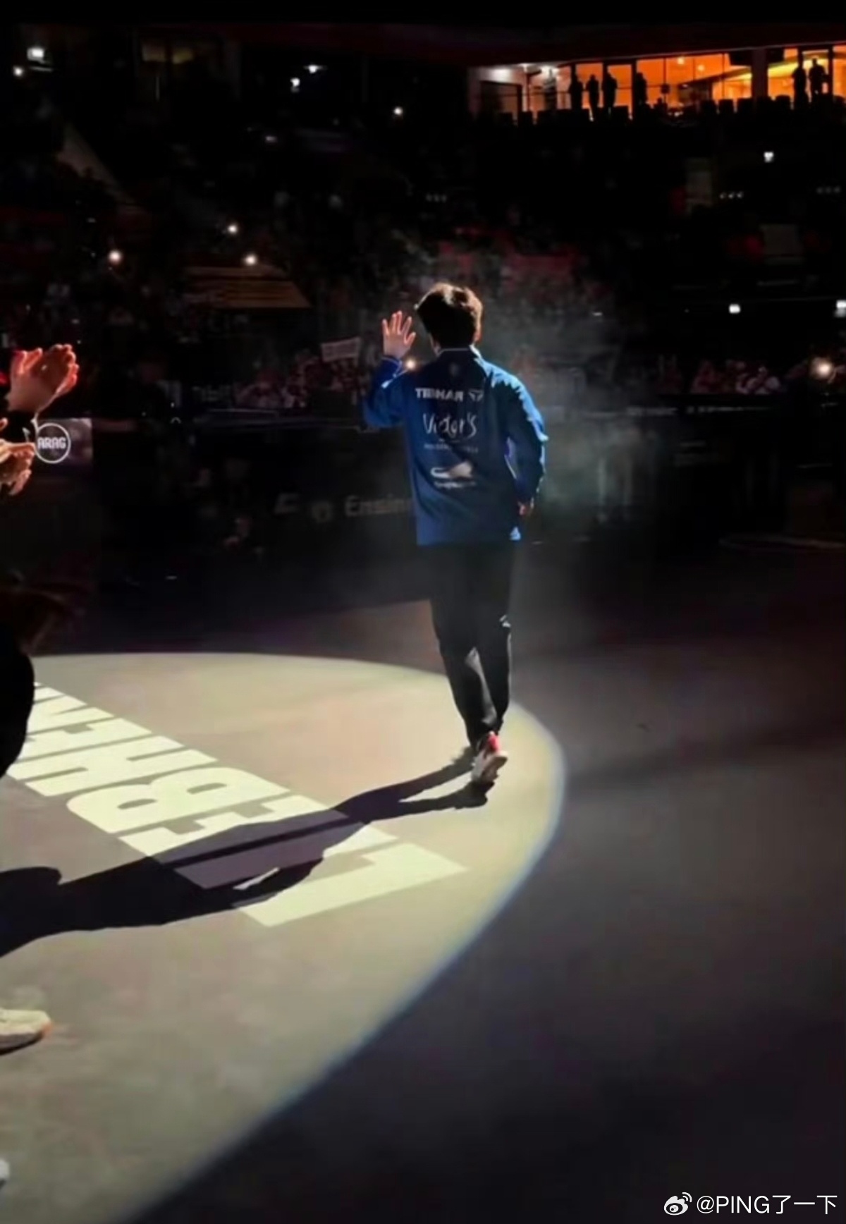 少年永远不缺光的相随，少年带来的光会照亮了每一个角落。 