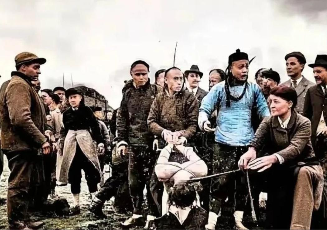 左宗棠把宁夏匪首马化龙一家三百多口全宰了，这事在当年西北地界炸了锅。马化龙出身宗