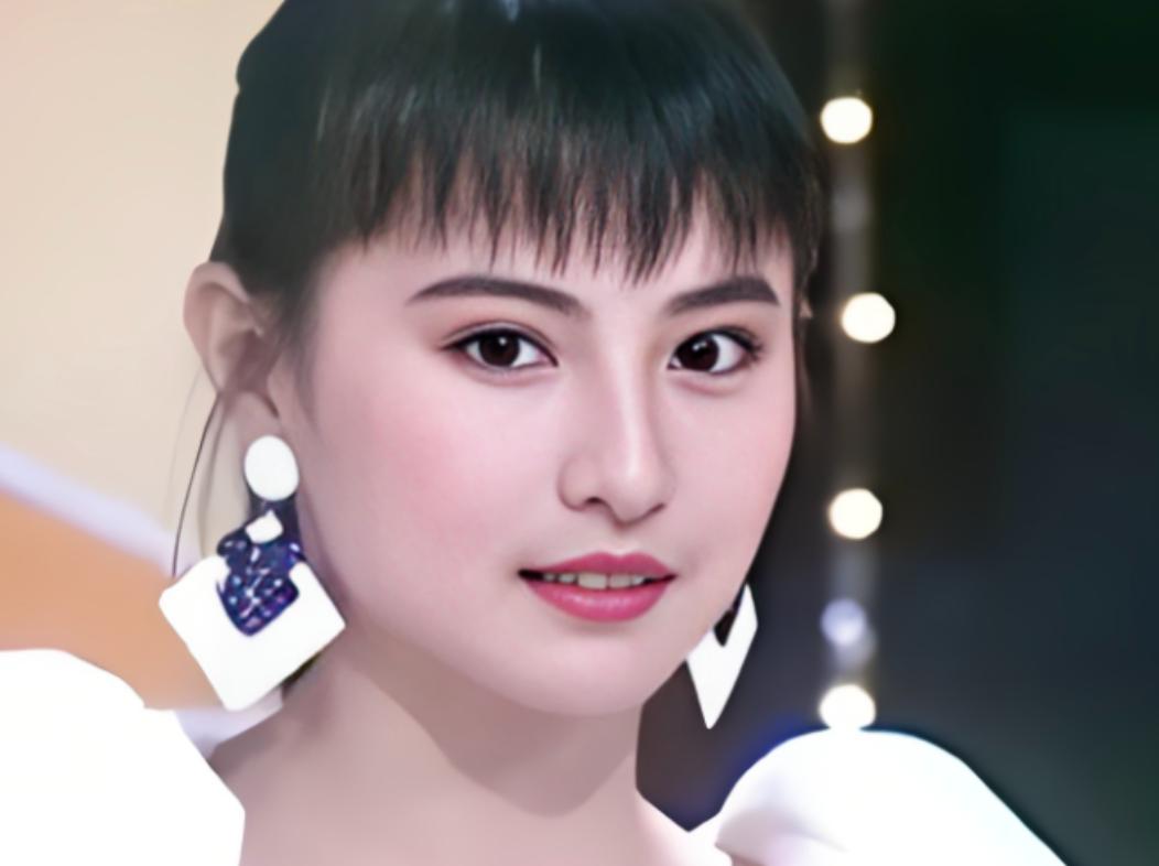 2007年，演员李赛凤趁着老公出差，就和身材魁梧的干儿子抱在了一起，没想到老公突