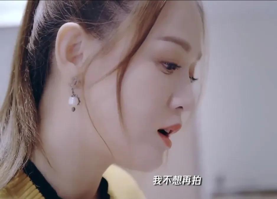 陈乔恩透露：“我可能今年很多剧本，我不想再拍，像比如说偶像剧，我也不想再演二十几