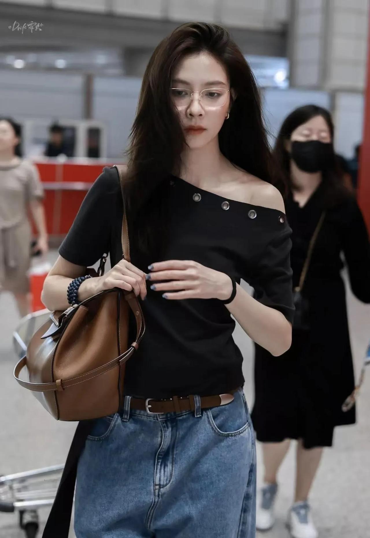 原来高级氛围感，根本不用花里胡哨
宋妍霏一身黑+牛仔，简单又耐看
小心机斜肩设计