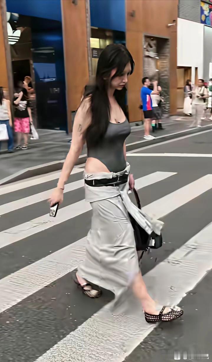 我担心她腰带会掉下来，要掉了多尴尬
这穿搭属于什么风，穿的是什么时尚类型衣服，是
