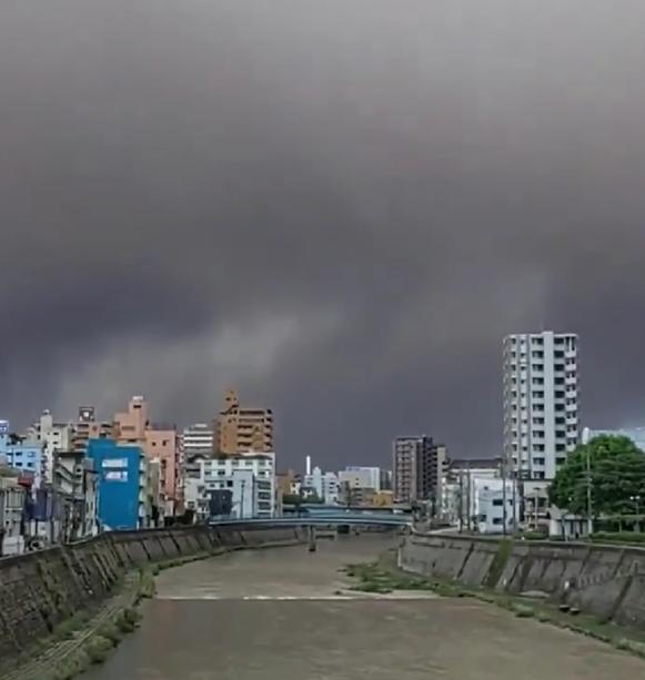 日本又出事了，
这次既不是地震，
也不是核泄漏，而是
 
火山喷发。
 
6月7