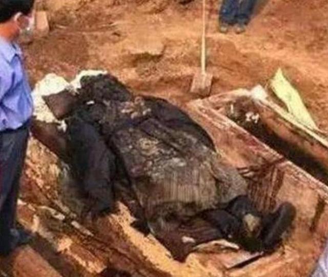 1966年，北京发现了大太监李莲英之墓，当考古人员揭开棺材后，正准备准备抬起李莲