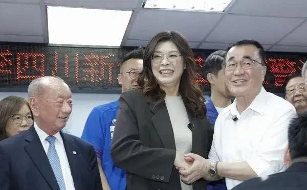 中国国民党新北市党部今日（21日）举办“公教警消挺川大会”。参选人李四川致辞结束