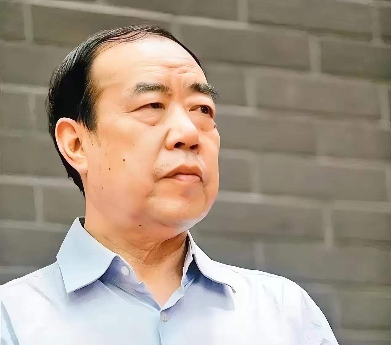 文学鬼才贾平凹曾说：
“现在的女孩，脸不行就露胸，胸不行就露背，背不行就露腿，三