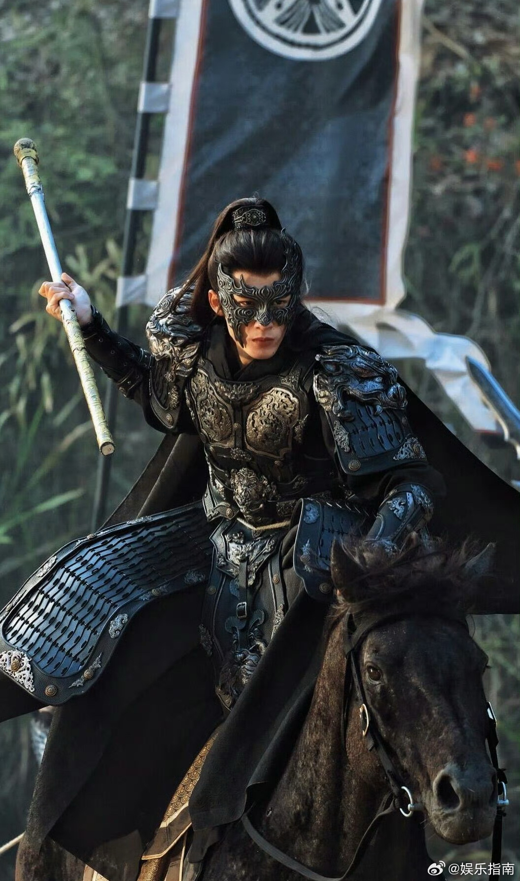 檀健次《何不同舟渡》谢却山马背上跳起来抛枪，好绝！！