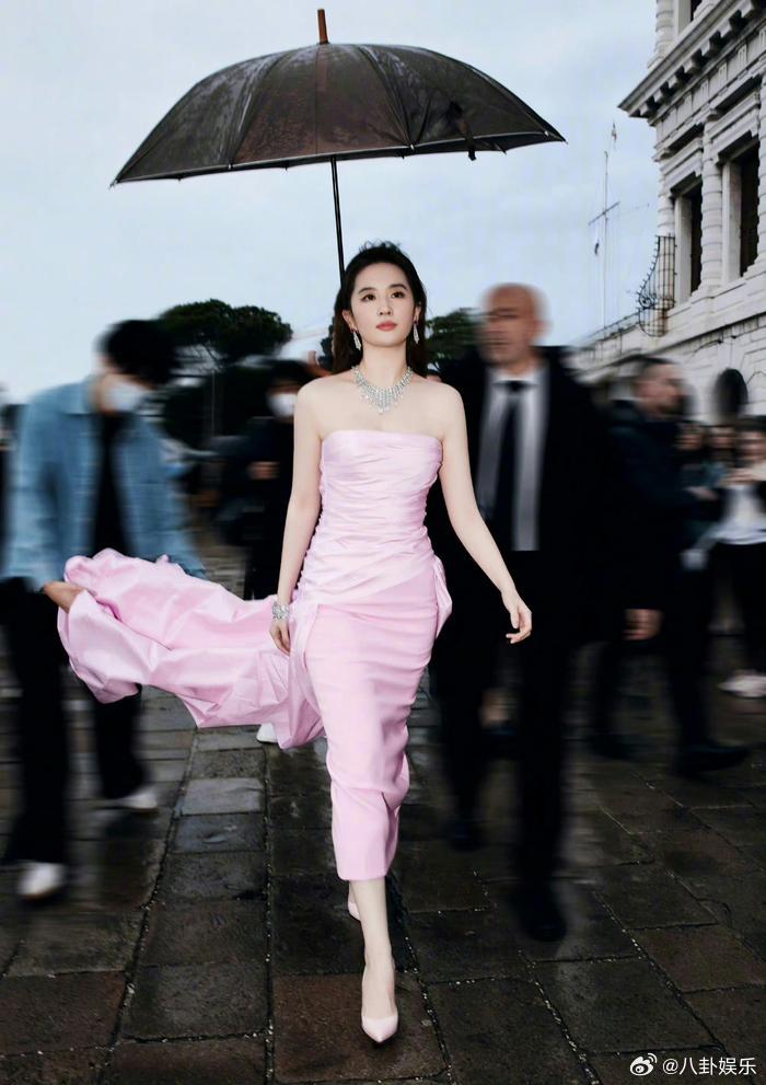 刘亦菲撑伞神图刘亦菲撑着油纸伞漫步雨巷，眉眼间尽是江南女子的温婉，每一帧都像从水