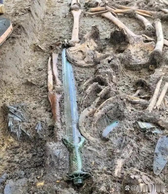 德国新发现3000年历史青铜剑，似曾相识之感油然而生。 