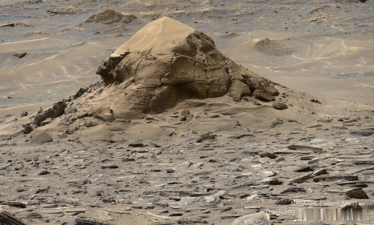 火星上的金字塔还是乌龟？好奇号漫游车最近拍摄了这个有趣的地貌，它看起来像是一只乌