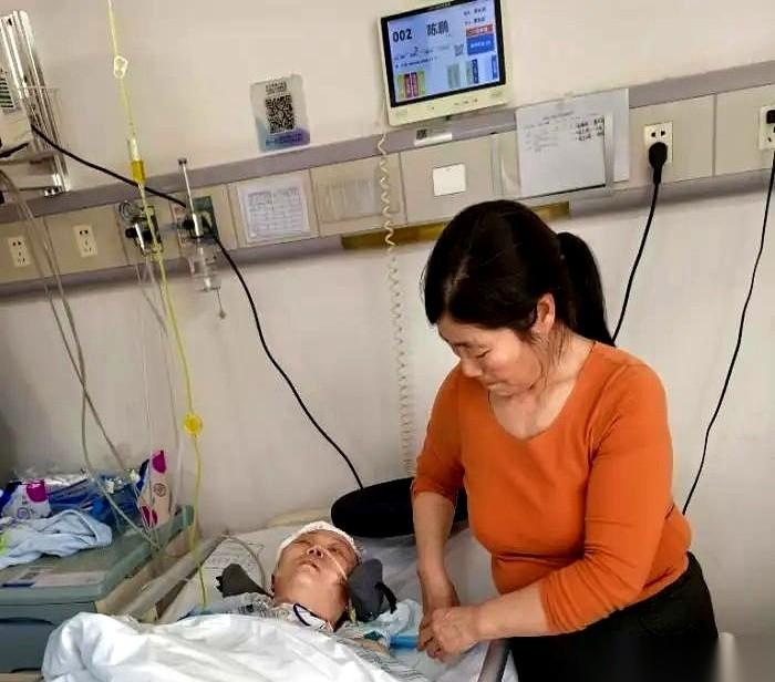 一天，就隔了一天。
公公前脚走，老公后脚就跟着去了。
留下一个刚当妈才九个月的女