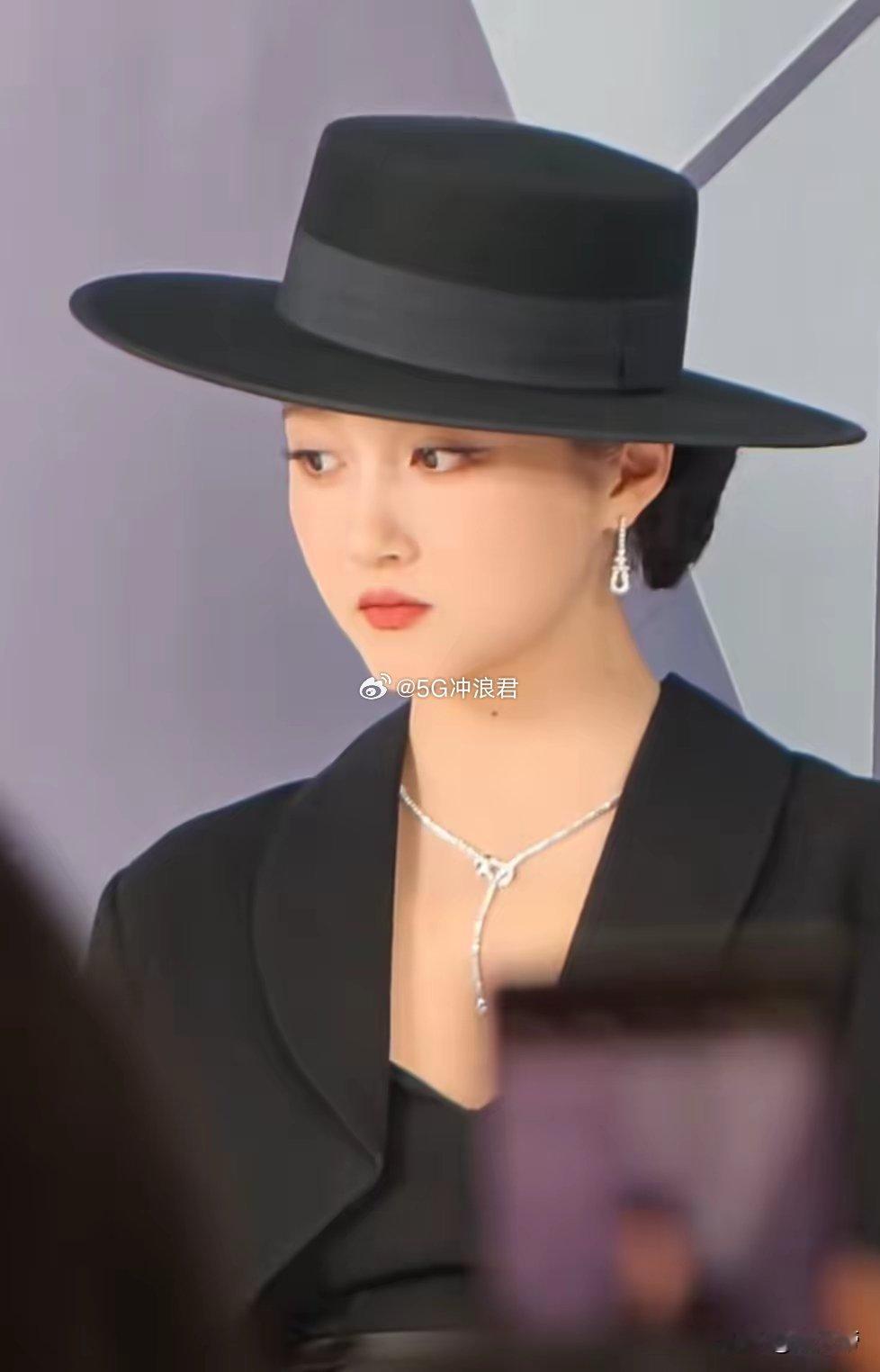 总觉得关晓彤不太对劲她是大家看着长大的如今她都28了，奇怪的事情是，她看着还是那