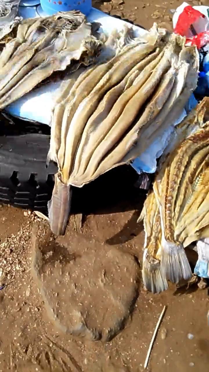 非洲安哥拉见闻。
能看出这是什么吗？这是普通的路边摊，据说这些是黑人经常信用的。
