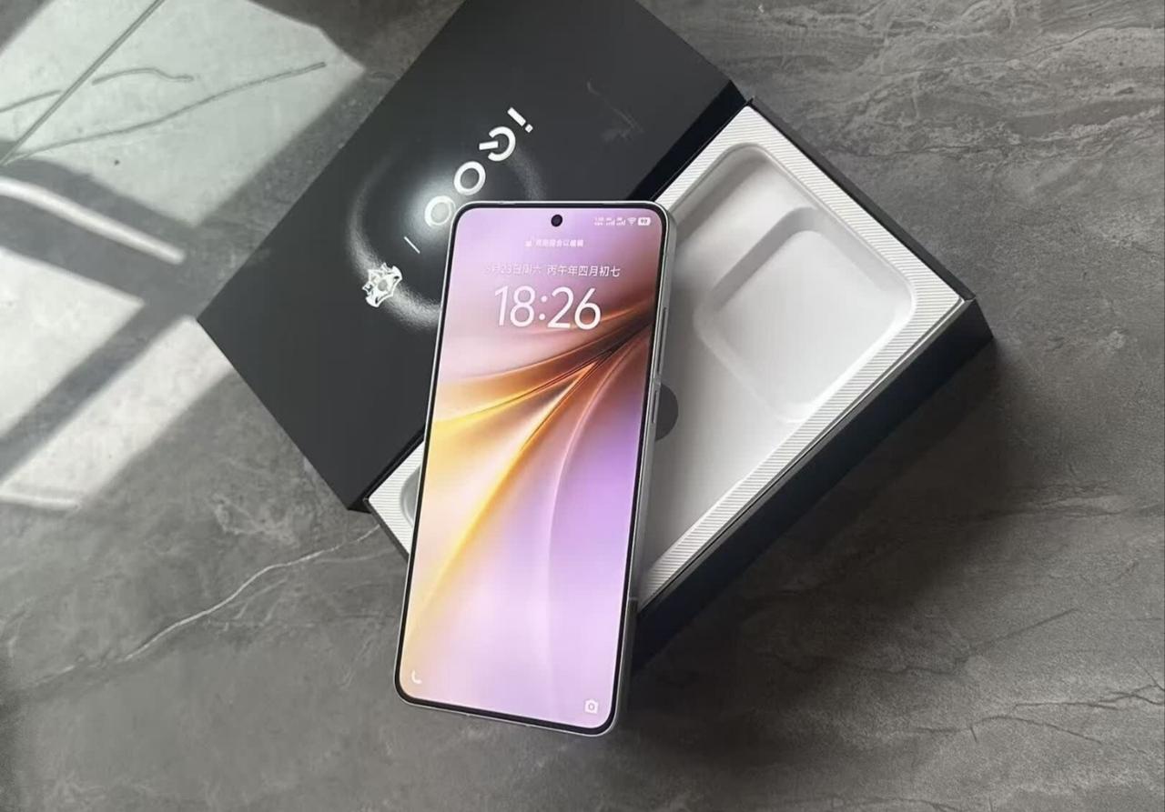 IQOO15T首销优惠价，12+256G价格3799元，这是一款适合续航党和游戏