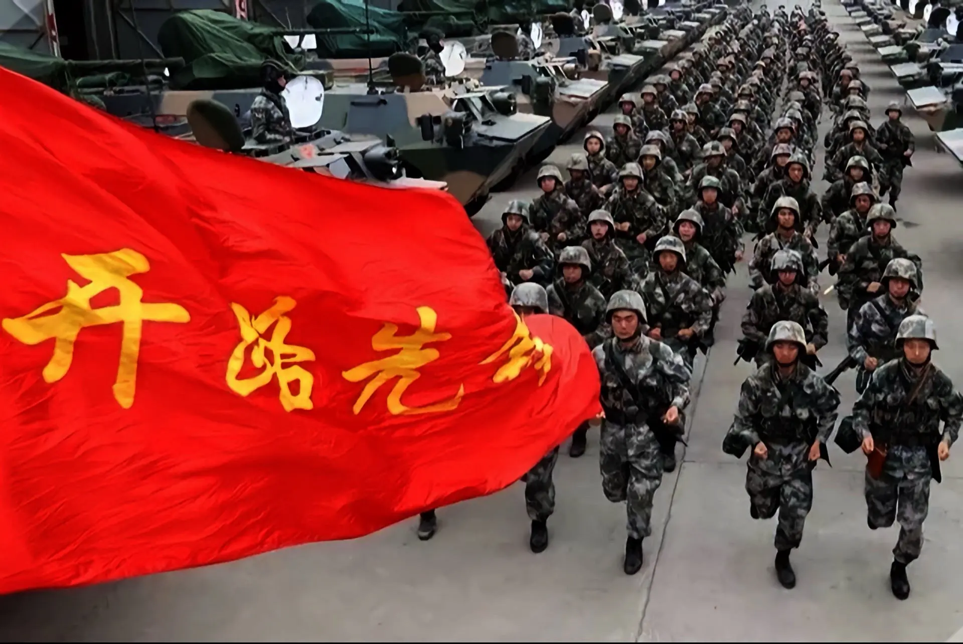 戎装虽解。军魂犹在。岁月流逝，本色不改。五星闪耀，皆为信仰。目光所至...